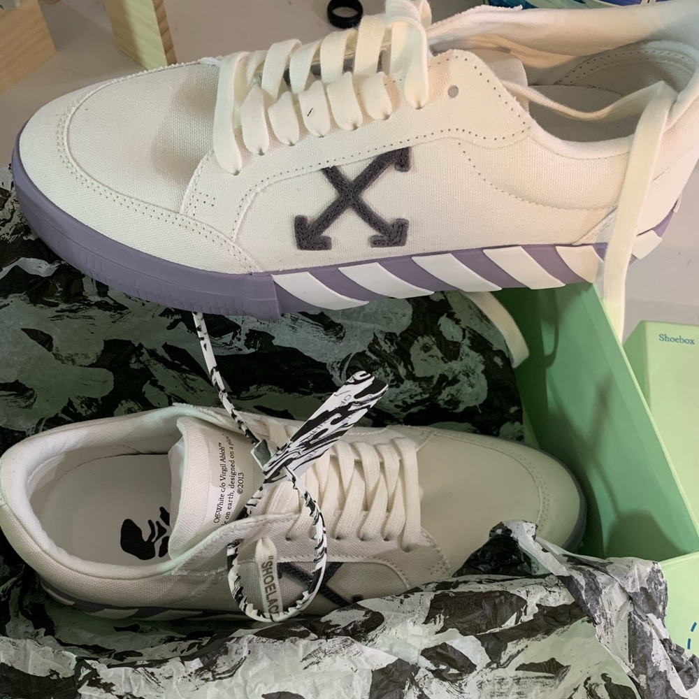 RESALE- *Authentic* Off White Vulc Low White and Lavendar MEN SIZE 8 (41)